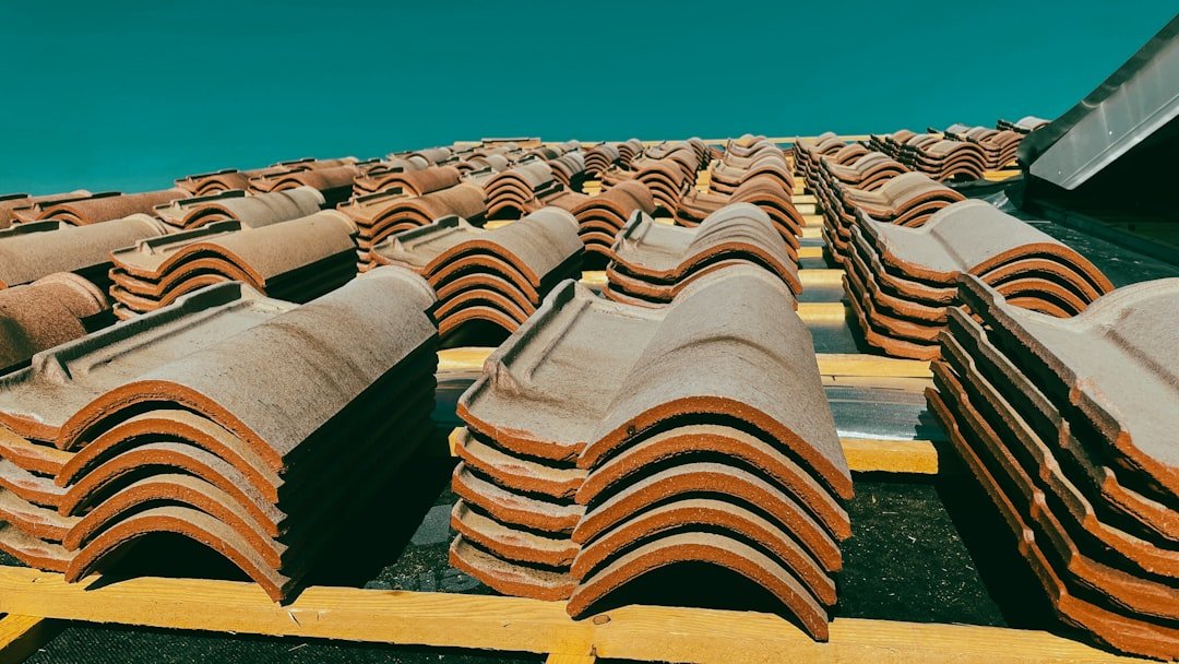 a-group-of-wooden-chairs-3ecoxx-tcvc